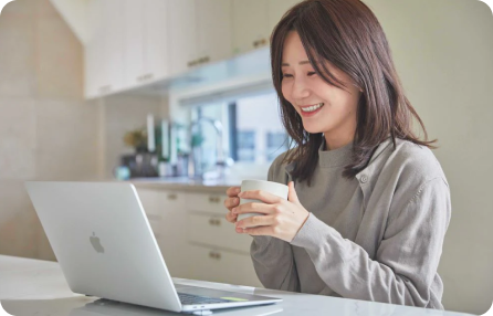 オンラインカウンセリングを受ける女性